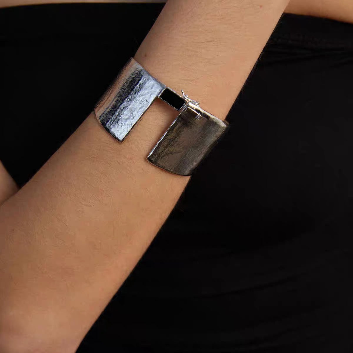 24AW新款Onyx Hinged Bracelet