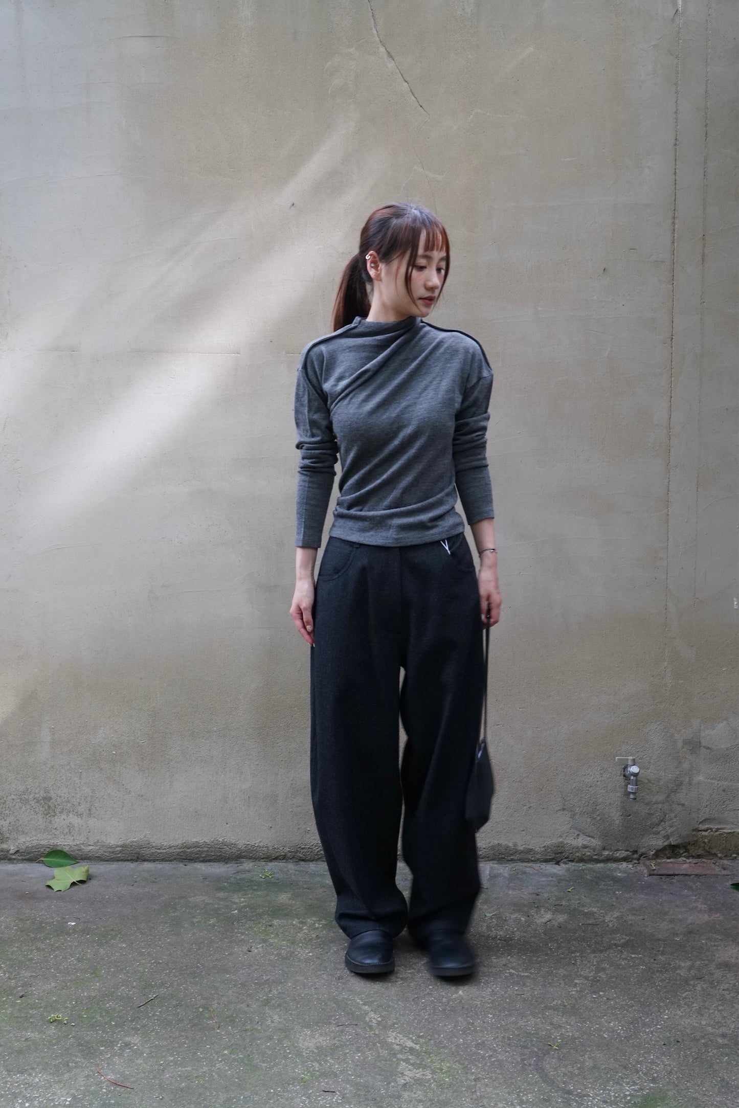 26早秋 WOOL CURVED TROUSERS