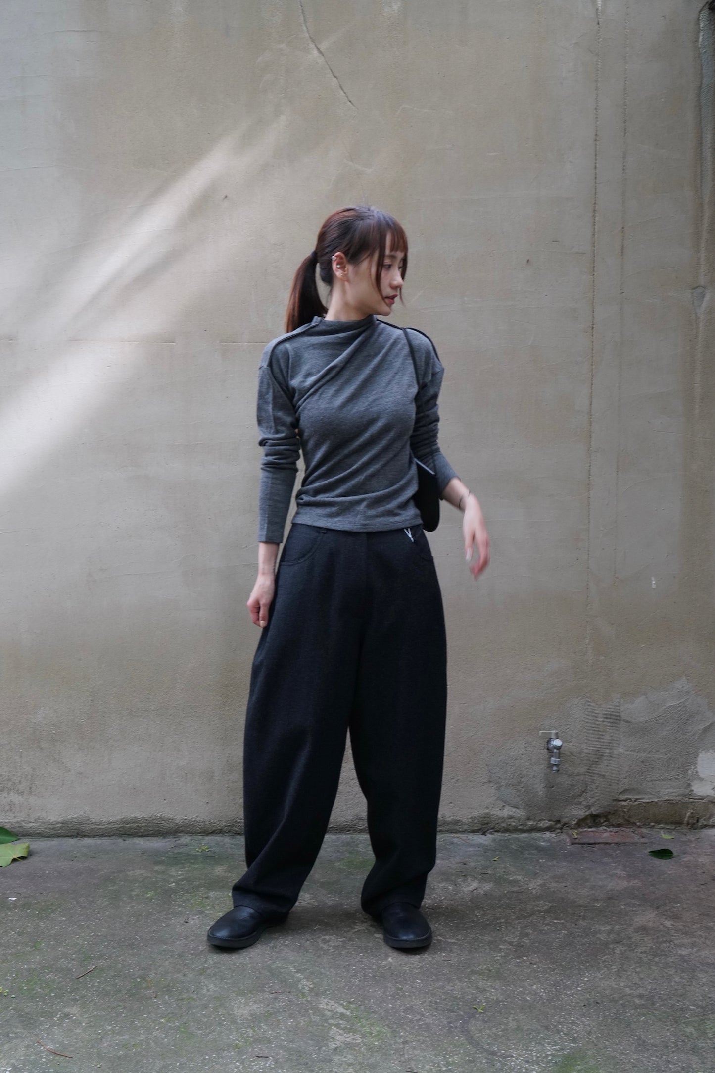 26早秋 WOOL BLEND DRAPED  KNIT TOP